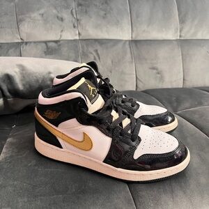 Air Jordan black and gold 5.5y
